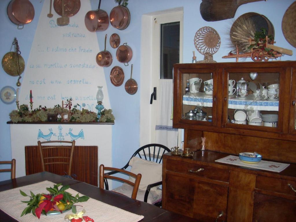 Bed and Breakfast Sa Rosa E Su Trapperi Oschiri Exterior foto