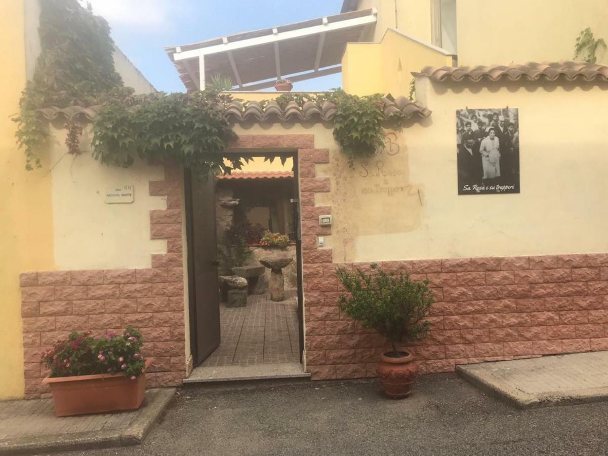Bed and Breakfast Sa Rosa E Su Trapperi Oschiri Exterior foto